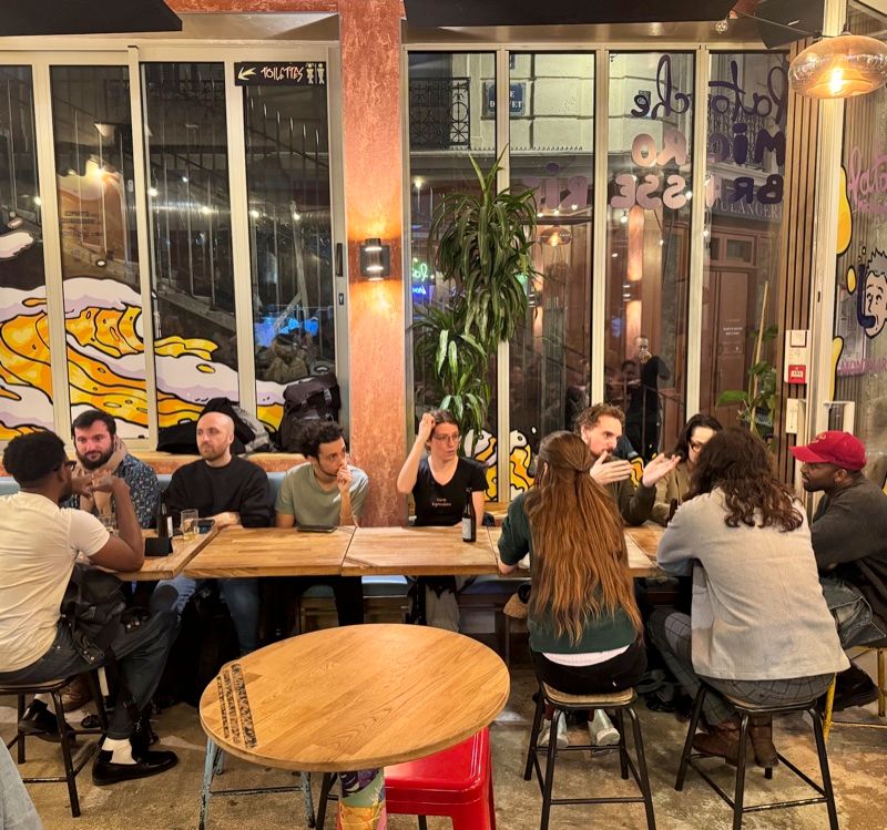 Afterwork de la French Designer Society : des designers attablés dans un bar