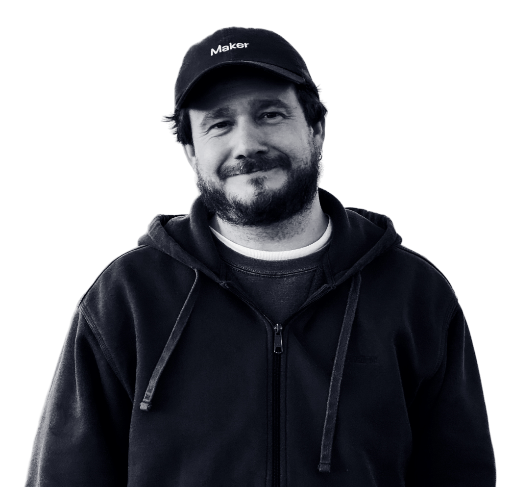 Portrait de Frédéric Oglaza, casquette et sweat à capuche