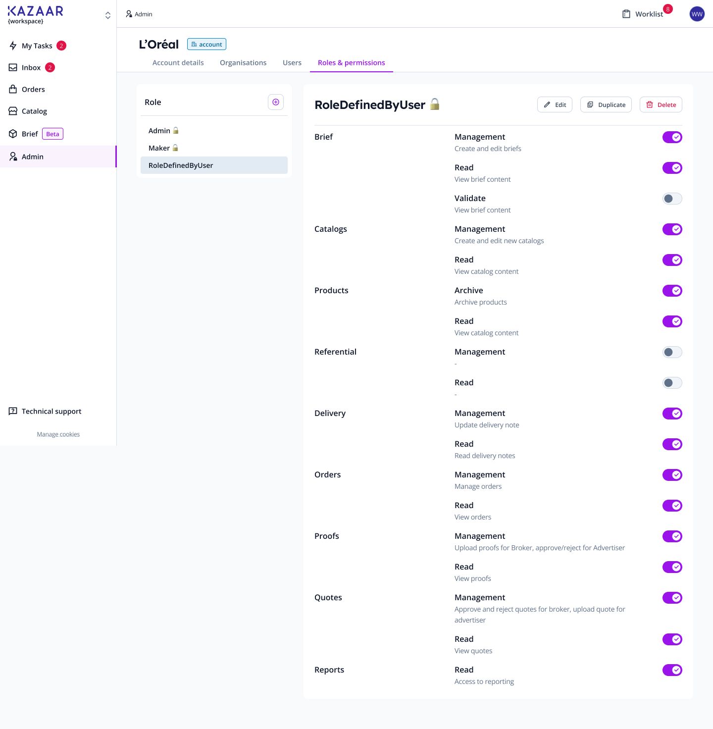 Onglet Roles & permissions du compte L'Oréal : la liste des rôles (Admin et Maker verrouillés, un rôle créé par l'utilisateur) et, pour le rôle choisi, une permission par interrupteur, regroupées par domaine : brief, catalogues, produits, livraison, commandes, épreuves, devis, rapports.