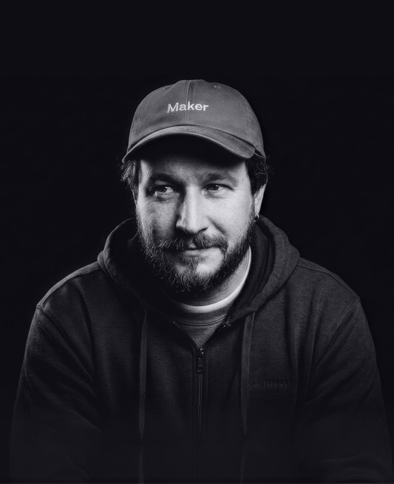 Frédéric Oglaza, portrait en noir et blanc, casquette « Maker »