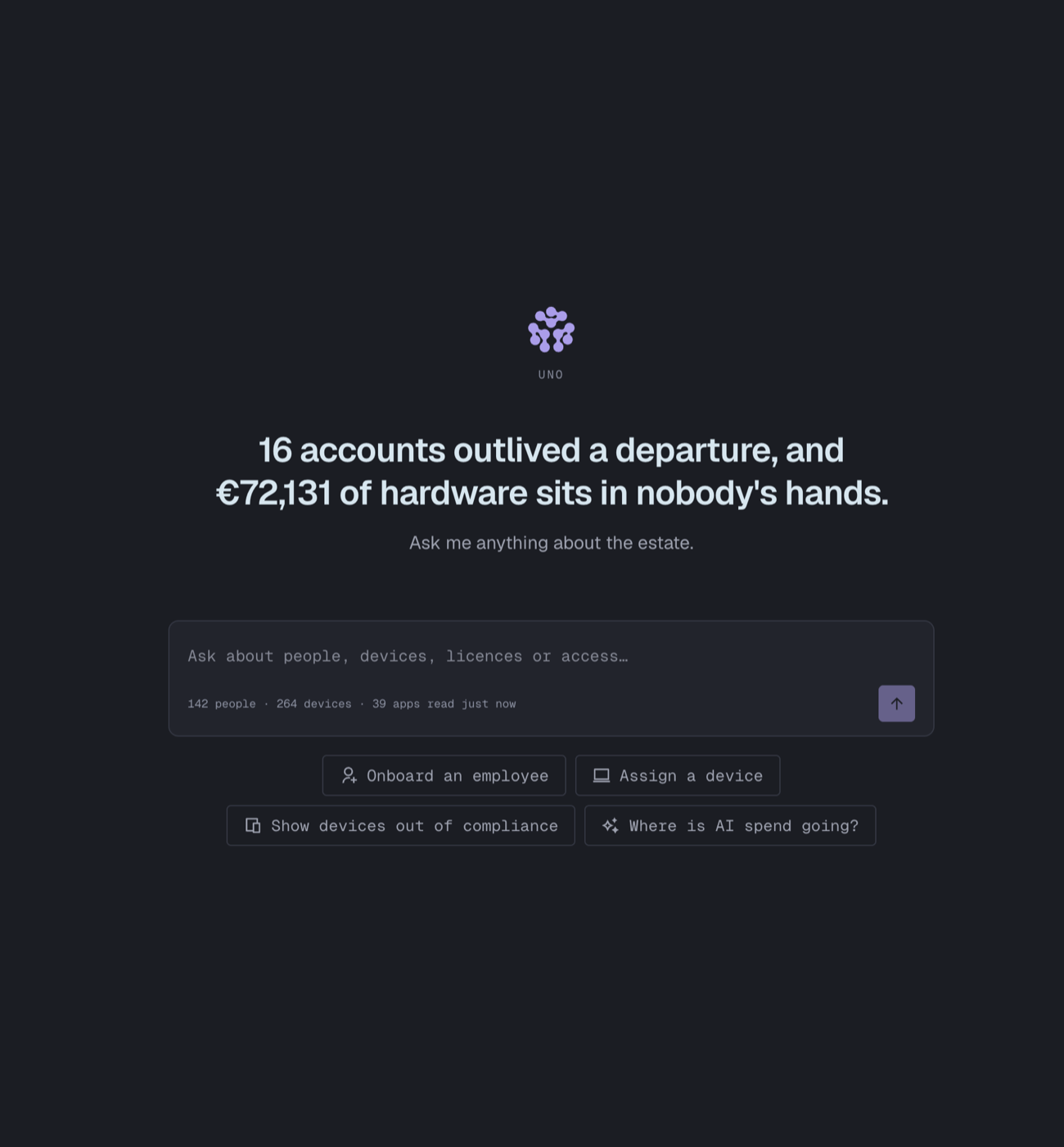 Accueil d'Uno : avant toute question, un constat sur le parc — des comptes restés actifs après un départ, du matériel sans attributaire — puis un champ de saisie et quatre actions suggérées
